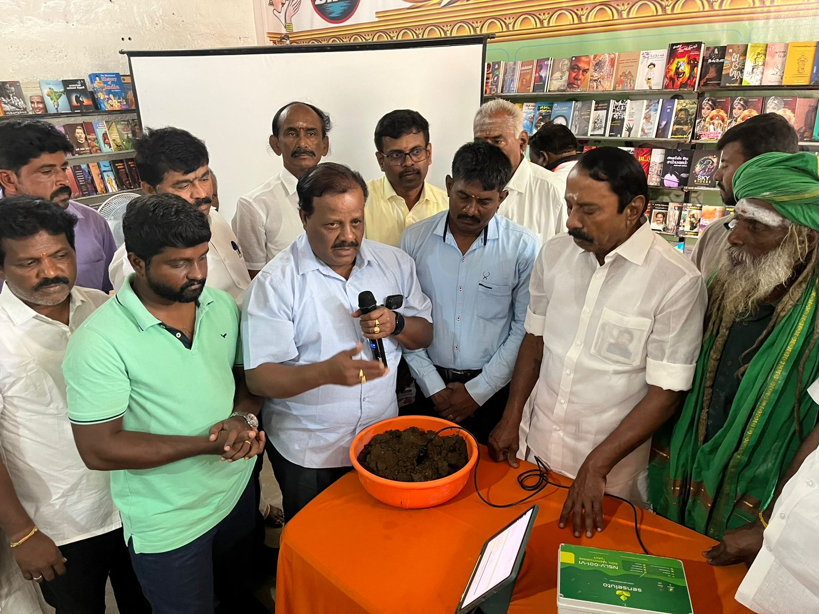 Sengottaiyan, the former minister of agriculture, gave a senseluto demo to farmers in gobichettypalayam | soil testing | coimbatore | agri consulting