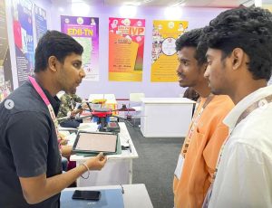 The interaction between students and the soil testing team involves an explanation of the Senseluto working process utilized for soil testing