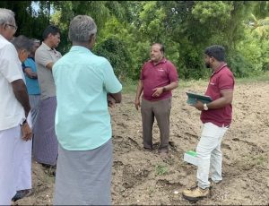 Agricultural scientists and the soil testing team provide an explanation of the senseluto process to farmers | soil testing | agri consulting